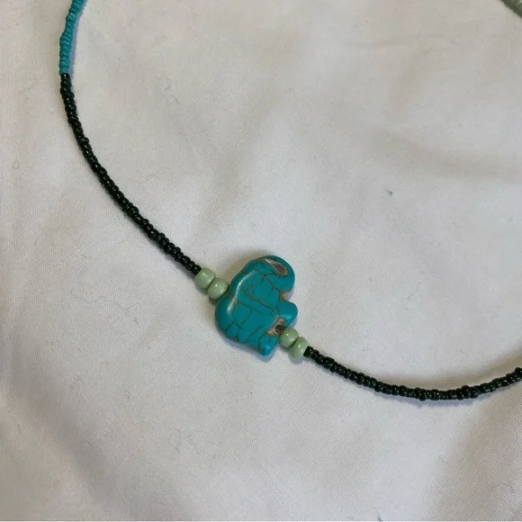 Short beaded necklace with elephant charm - Picture 4 of 6